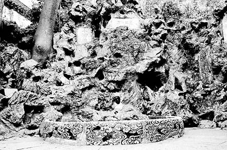 龙井泉位于浙江杭州市西湖西面风篁岭上，是一个裸露型岩溶泉。.jpg