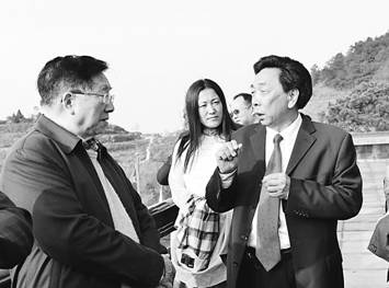 1.姚加怀董事长（右一）与中国工程院院士陈宗懋（左）探讨交流.jpg