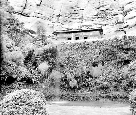 三贤祠位于武夷山风景区水帘洞的右侧。祠内先是奉祀朱熹老师刘子翚的神位，后又增祀朱熹和刘甫的神位。3.jpeg