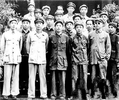 韩先楚（右二）在朝鲜与战友合影.jpg