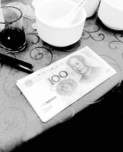 福州有的婚宴“压桌菜”竟是百元大钞。.jpg