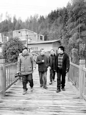 常桂旭（右一）和老党员探访村中柳永文化遗迹.jpg