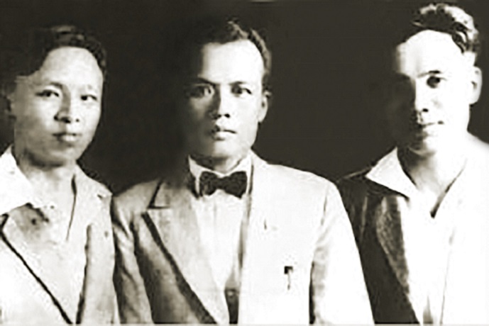 177130365480680.jpg 王良在持志大学读书期间,与在法国勤工俭学的叔父王奇岳保持通信。图为封岳松(左)、王奇岳(中)、王良(右)合影.jpg